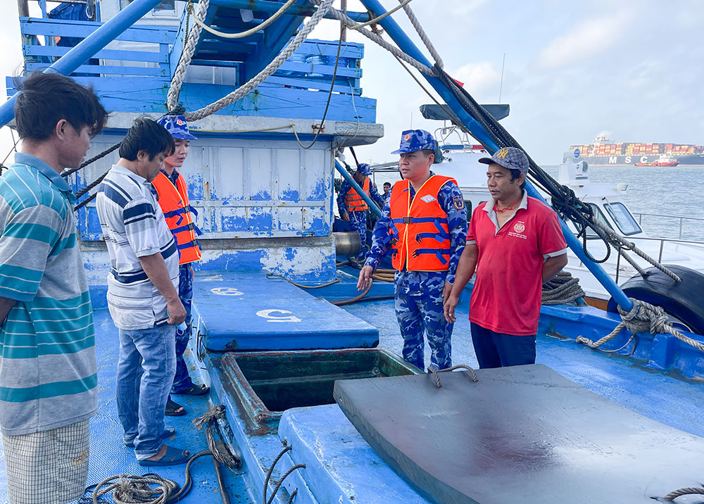 Lực lượng chức năng thu giữ số lượng lớn dầu DO không rõ nguồn gốc 